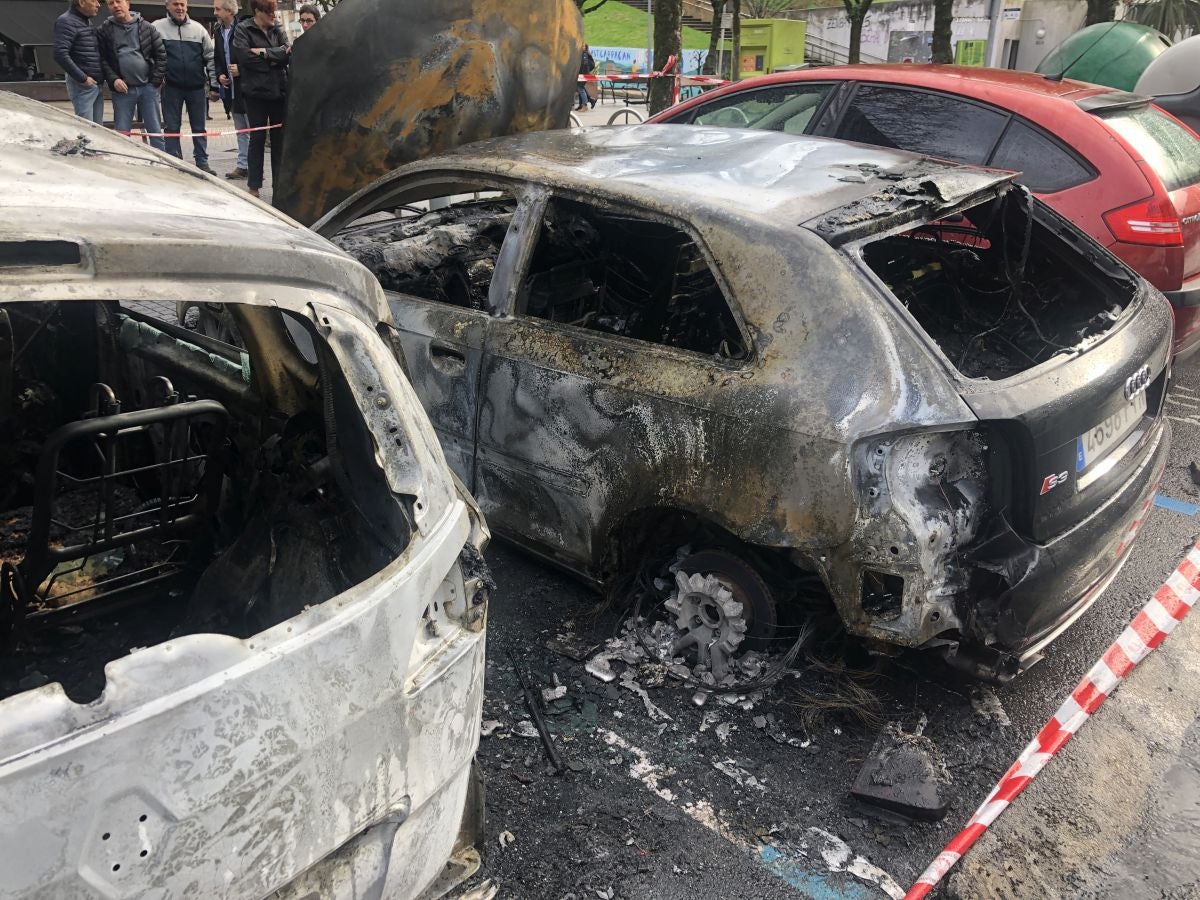 Un incendio en un coche en Astigarraga causa daños en otros cuatro vehículos