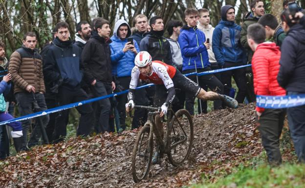 Jonathan Lastra hace de Jon Izagirre en el barro de Ormaiztegi