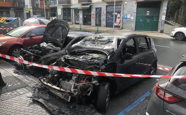 Un incendio en un coche en Astigarraga causa daños en otros cuatro vehículos