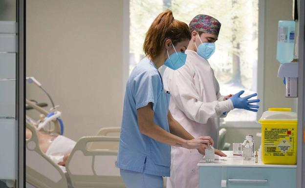 El Covid deja en Euskadi menos contagiados pero cuatro pacientes más en la UCI la última semana