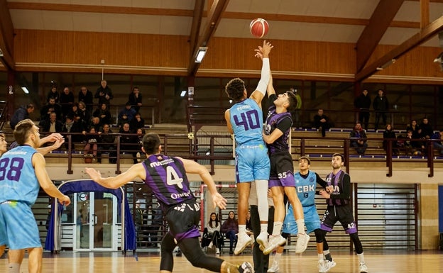 Un triple a 10 segundos del final da la victoria al Mondragon Unibertsitatea sobre el Cantbasket de Santander, 79-77