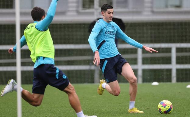 Carlos Fernández se suma al ambiente festivo de Zubieta