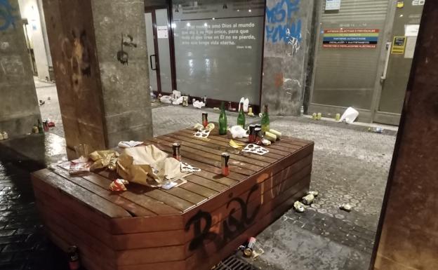 Los vecinos de Amara Berri denuncian destrozos en la plaza Armerías antes de los partidos de la Real Sociedad