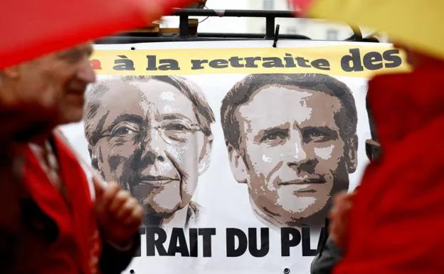 A banner with the image of the French Prime Minister, Élisabeth Borne, and the French President, Emmanuel Macron, during a demonstration against the pension reform, this Tuesday in Rennes.