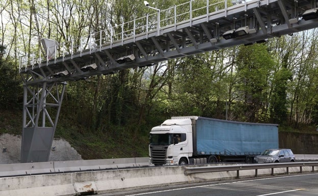 Un juez obliga a la Diputación a devolver 10.000 euros a tres transportistas por el peaje anulado de la N-I