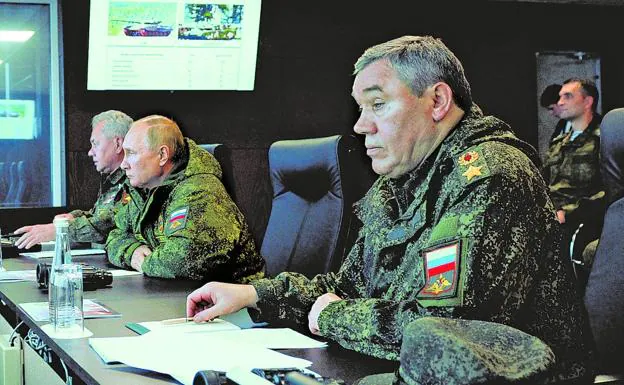 General Valeri Guerasimov watches with Putin the development of some military maneuvers, in an image from September 2022.