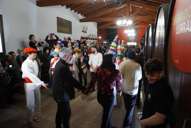Garmendia y Plazaola abren la temporada del txotx: «Gure sagardo berria!»