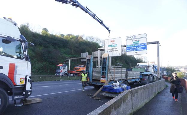 Dos heridos leves tras ser golpeados por las piezas metálicas que ha perdido un camión en Errenteria