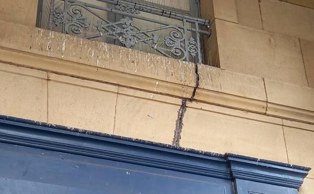 Denuncian las afecciones provocadas por las obras del Metro en un edificio del Buen Pastor