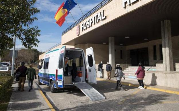 Se pone de parto y avisa a la policía porque sus familiares habían bebido y no la podían llevar al hospital