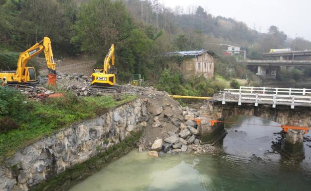 El Ayuntamiento ha comenzado a derribar el viejo puente de Astiñene