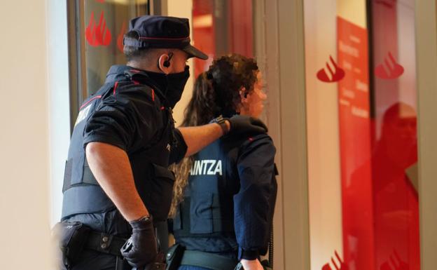 Despliegue policial en el centro de Donostia por la falsa alarma de un banco