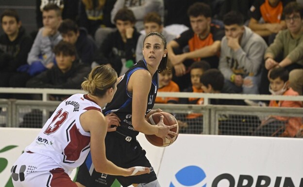 Yurena Díaz protects the ball in the match against Gernika.