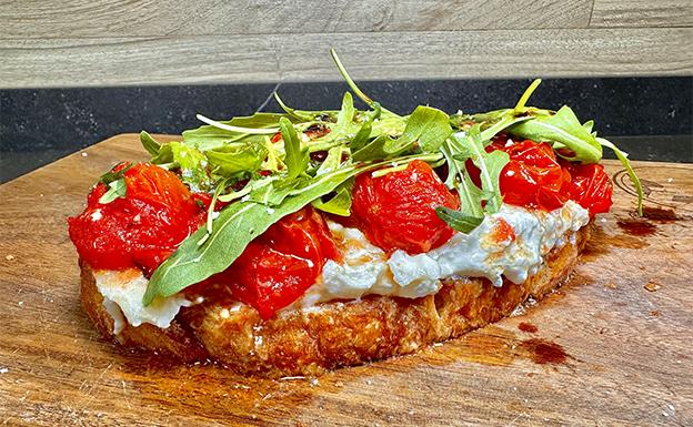 Receta de tostada de tomatitos
