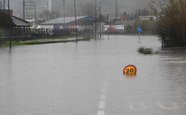 Bizkaia supera la primera noche del temporal a la espera de que se complique mañana