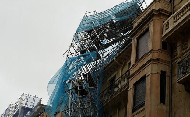 El riesgo de desplome de un andamio obliga a cortar la calle Aguirre Miramón de Donostia