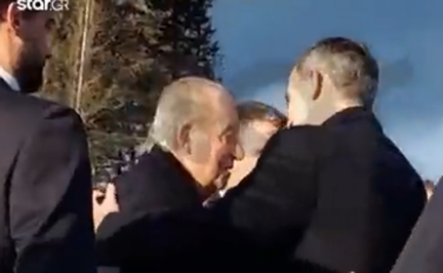 El cariñoso abrazo entre el Rey y su padre en Atenas