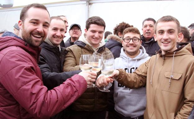 El temporal no puede con las ganas de probar el nuevo txakoli