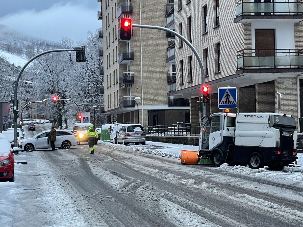 Oñati amanece cubierta por un manto blanco