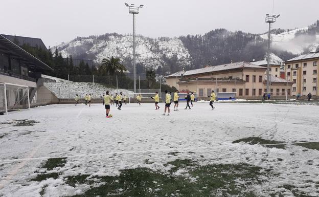 El Eibar se entrena acompañado de nieve