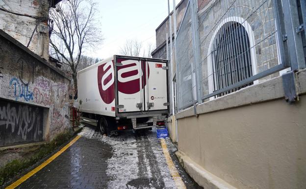 Un camión de reparto se atasca frente a un colegio de Eibar