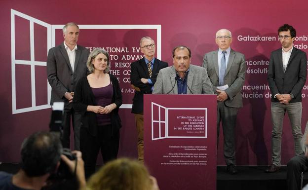 El foro que trabajó por el desarme de ETA anuncia que pone punto final a su actividad