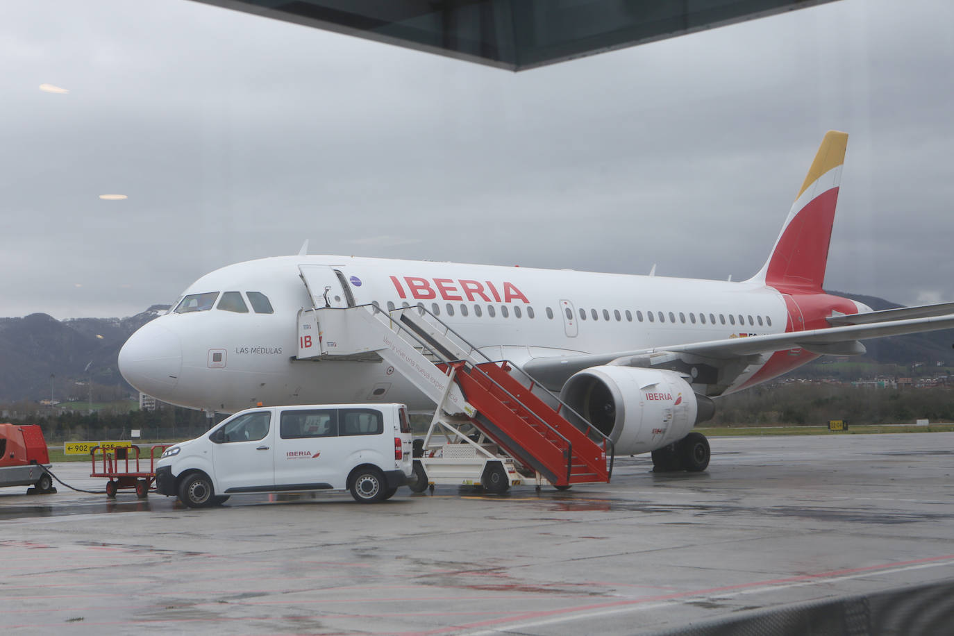 Un avión recibe el impacto de un rayo en pleno aterrizaje en Hondarribia