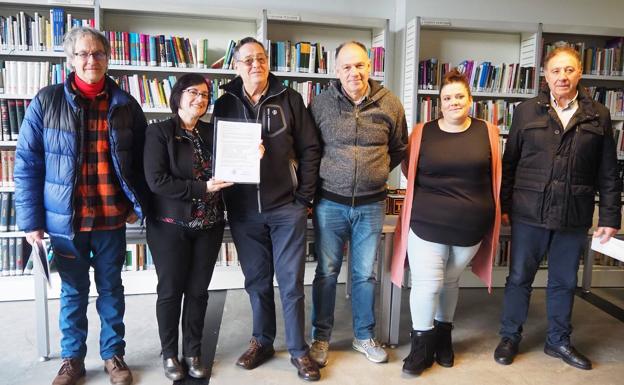 Xabier Unanuek milaka bertsoren bilduma eman dio dohaintzan Zestoako Udal Liburutegiari