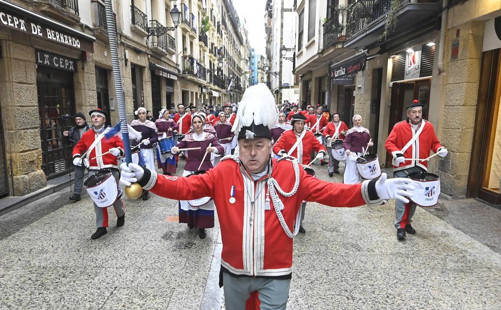 Los tambores inundan de música y fiesta las calles
