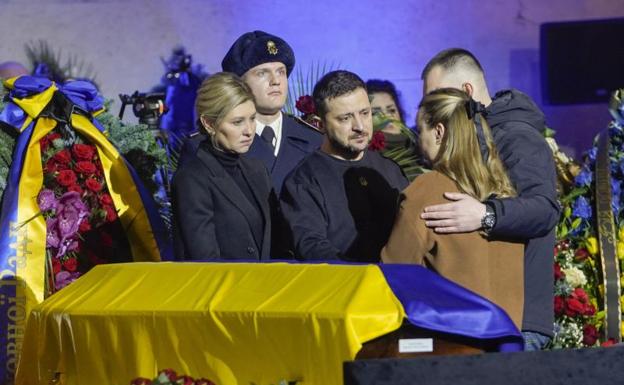 Zelensky and his wife offer their condolences to the daughter of the deceased minister. 