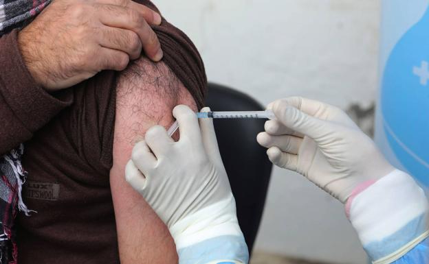 Euskadi duplica el ritmo de vacunación la última semana con la incidencia del Covid en mínimos