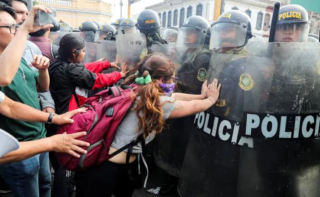 Protesters attack the blockade made by the Police to stop their advance in Lima