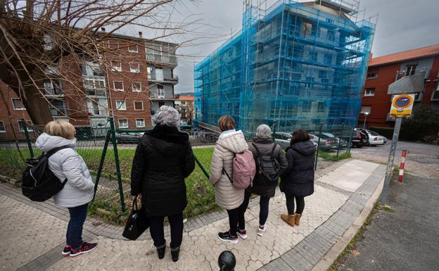 Fallece una mujer de 72 años en Altza tras caer de un cuarto piso