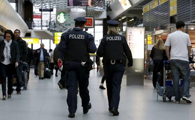 Two German Police officers at the airport