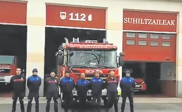 Los bomberos vascos homenajean a los montañeros Iker Bilbao y Amaia Agirre