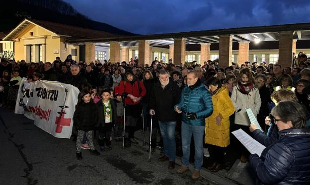 Medio millar de personas se concentran en Lesaka para pedir «un servicio digno de salud»