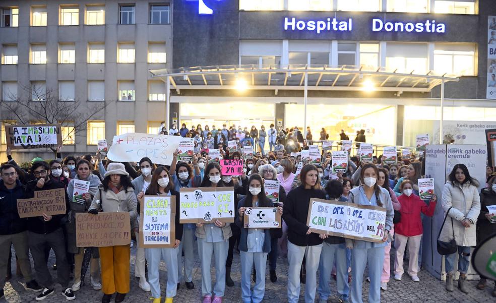 «No se puede convocar una OPE sin resolver la anterior», protestan las enfermeras ante el Hospital Donostia