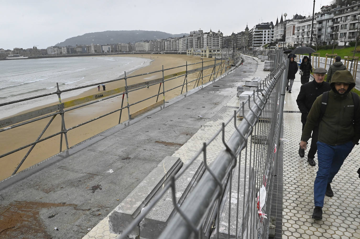 Sirimiri: Obras en la barandilla de La Concha