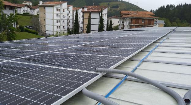 Las placas solares instaladas en la ikastola reducen un 56,6% el consumo energético del edificio