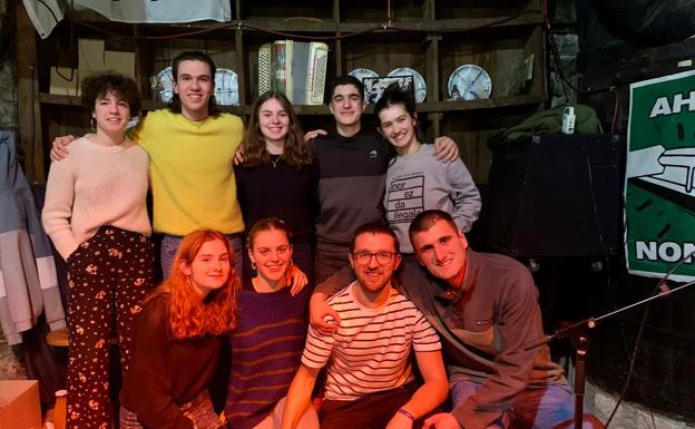 Haira Aizpurua eta Eki Mateorena Bertsuxurlaren lehen edizioko txapeldun