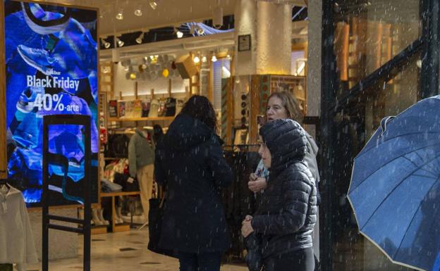 Restaurantes, gasolineras y agencias de viaje acaparan el gasto con tarjeta