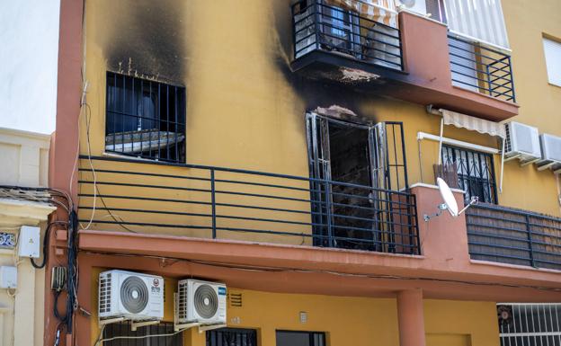 Mueren tres jóvenes de un piso de estudiantes en un incendio en Huelva