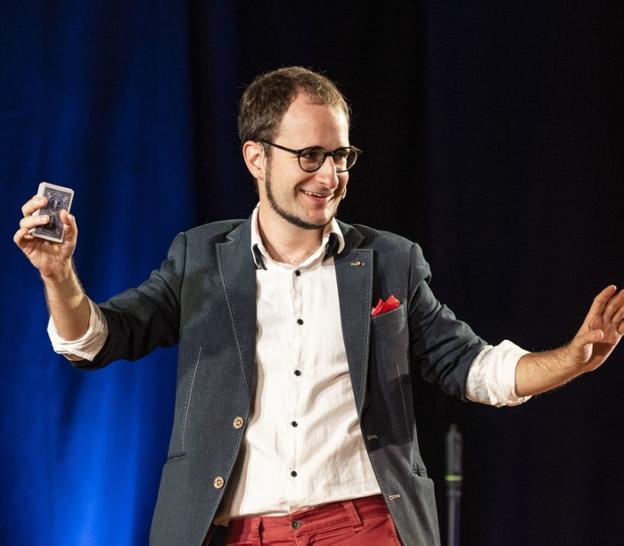 Abre la inscripción un curso de iniciación a la magia para adultos