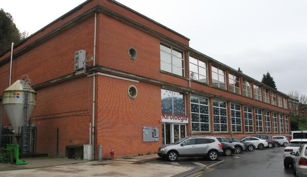 El lunes arranca la obra para poner placas solares en la cubierta del polideportivo