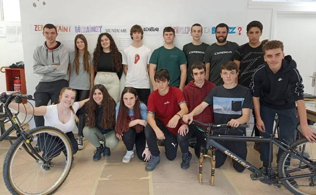 Arreglar bicicletas usadas para una buena causa