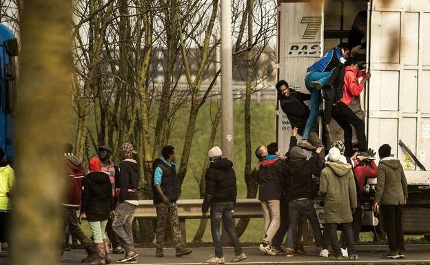 Francia promueve una ley para acelerar la expulsión de los inmigrantes ilegales