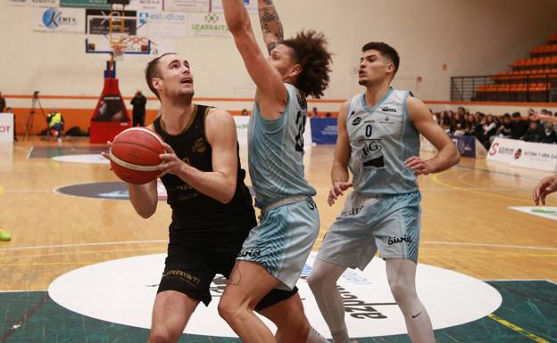 Un estratosférico Njie marca el camino de la victoria al Juaristi ante el Melilla