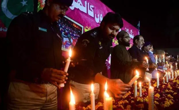 El terrorista suicida de la mezquita de Pakistán iba disfrazado de policía