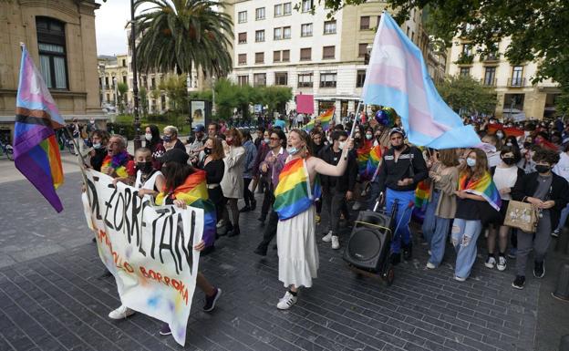 Juzgan a cuatro jóvenes por retener, agredir y extorsionar a una mujer trans en Donostia