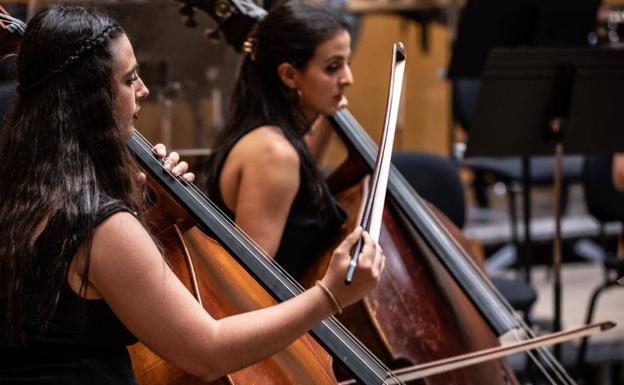 «Inork ez daki musikaren munduak ezkutatzen dituen entsegu orduak»